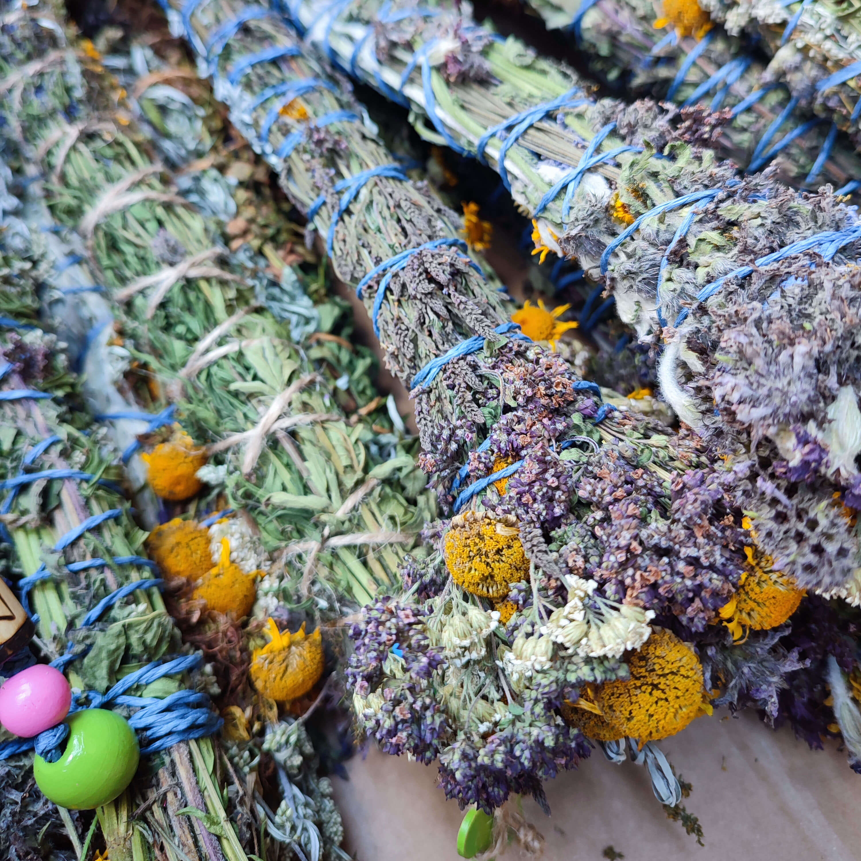 Vykuřovací svazek sedm bylin s kyvadlem - růženín